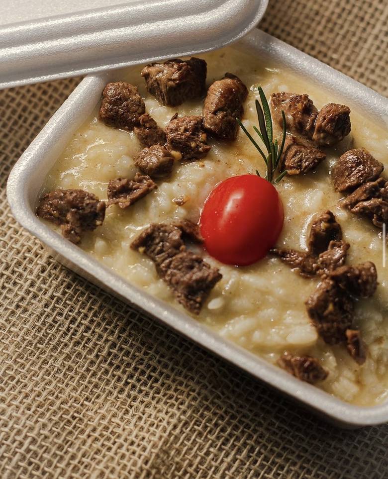 Risoto com cubos de carne